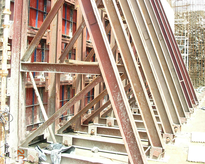 wall with tie-rod supports