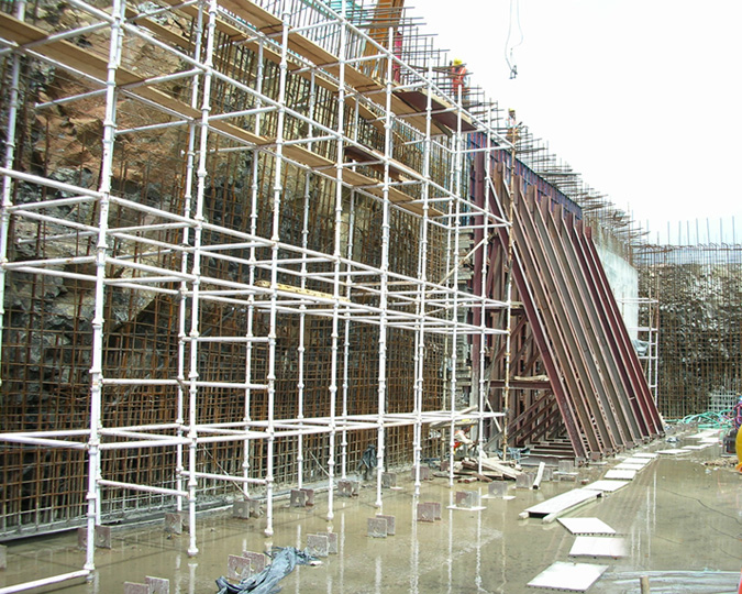 wall with tie-rod supports