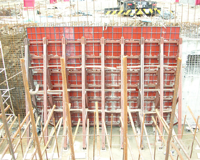 wall with tie-rod supports