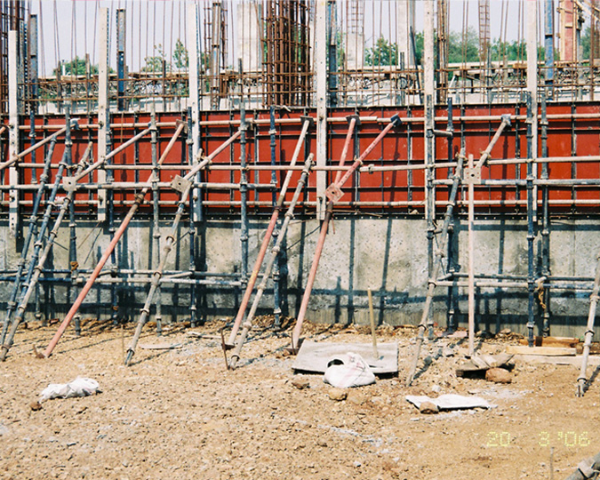 wall with tie-rod supports